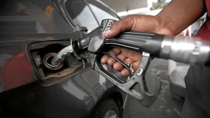 Motorists buying petrol at a filling station in Abuja following a reduction in Dangote Refinery’s petrol price.