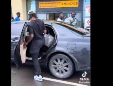 ‘Bus Would Be Better’: Nigerians React to Cars Used to Pick Super Eagles Players From Airport!
