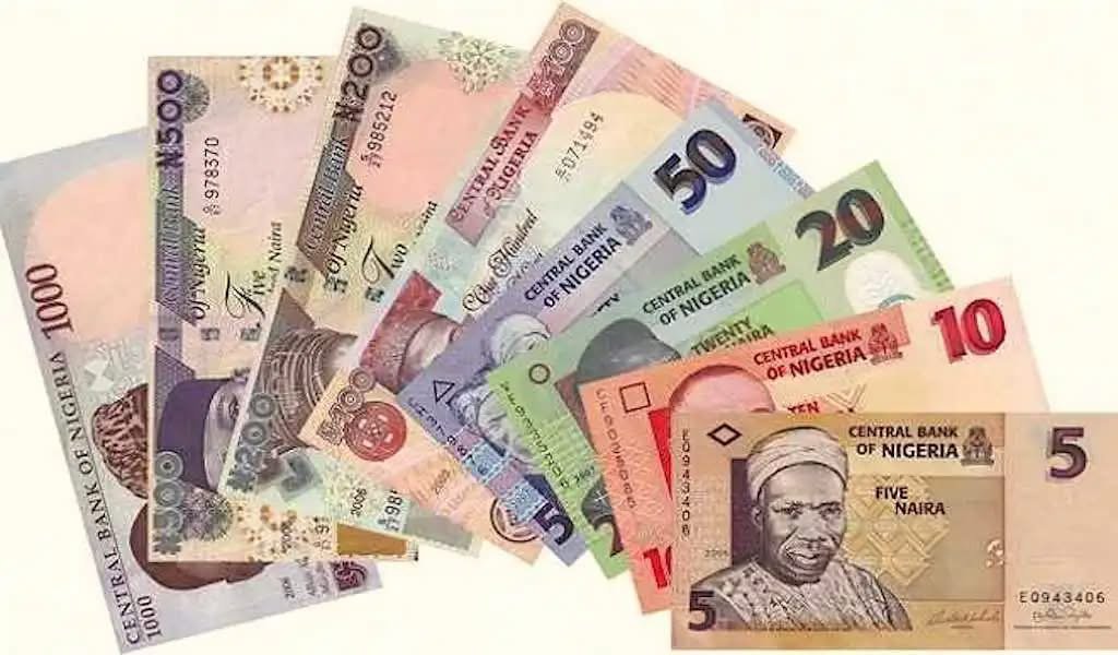 CBN officials speaking to traders during a sensitisation campaign on proper handling of naira notes in Kano State.