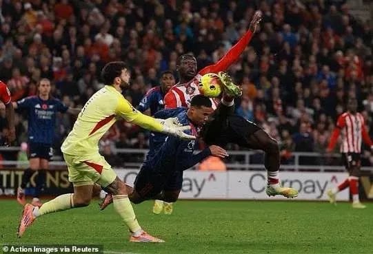 Photo showing David Raya and Gabriel defending a goal against Sunderland