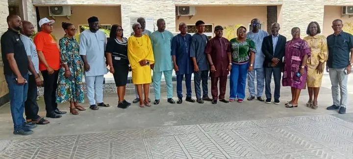 Solidaridad Nigeria oil palm farmers working to improve sustainable oil palm production in Akwa Ibom, Nigeria.