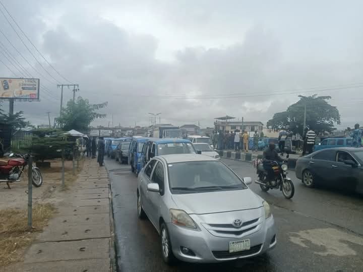 Osogbo Korope minibus drivers protest rising fuel prices and transport ticket proceeds in Osun State.