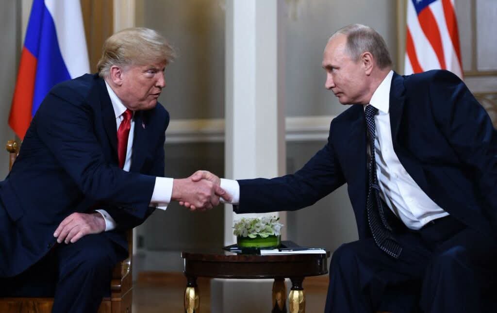 Donald Trump and Vladimir Putin during a diplomatic meeting, representing the U.S. invitation to the Russian president for the 2026 G20 Summit in Miami.