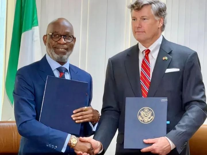 Nigeria and US officials sign an agreement to deepen investment and cooperation in Nigeria’s mining and solid minerals sector.