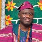 Alaafin of Oyo Oba Akeem Owoade urges Nigerian politicians to unite and focus on solving national problems.