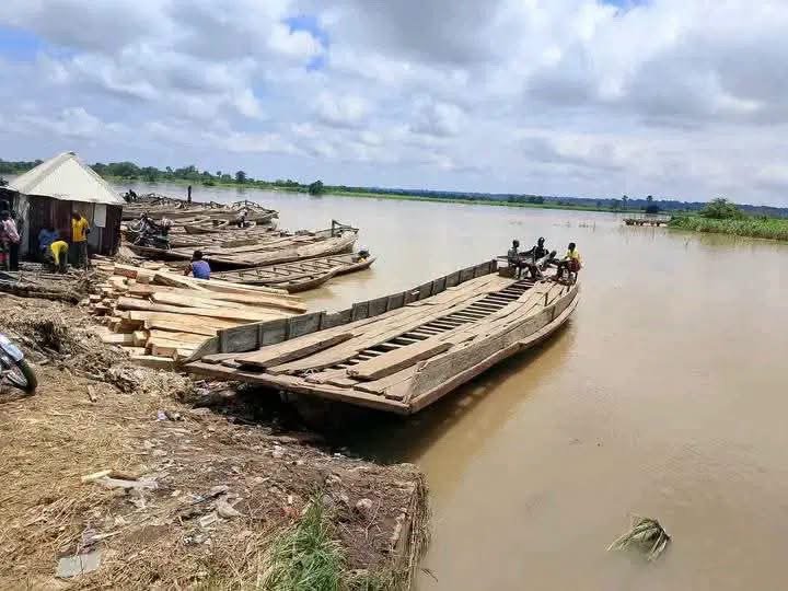 Rescue teams searching the River Benue after a wooden boat carrying mourners capsized near Makurdi in Benue State.