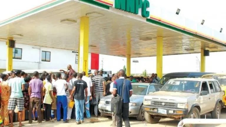 Petrol pump at a Nigerian filling station amid the Federal Government’s 30-day NNPC petrol discount and proposed ₦1,350-per-litre fuel cost ceiling.
