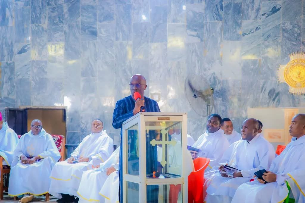 Nyesom Wike, Monday Okpebholo, Adams Oshiomhole and other political leaders pay their final respects to late Edo PDP chieftain Dan Orbih during his funeral in Ogbona.